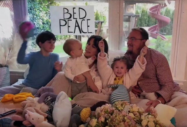 Alanis Morissette - Happy Xmas (Video)