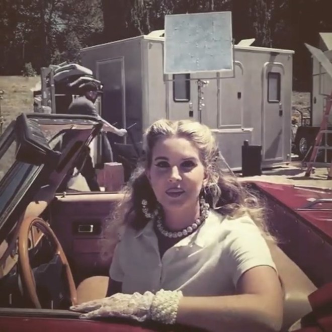 Lana Del Rey - Chemtrails Over The Country Club (Single)